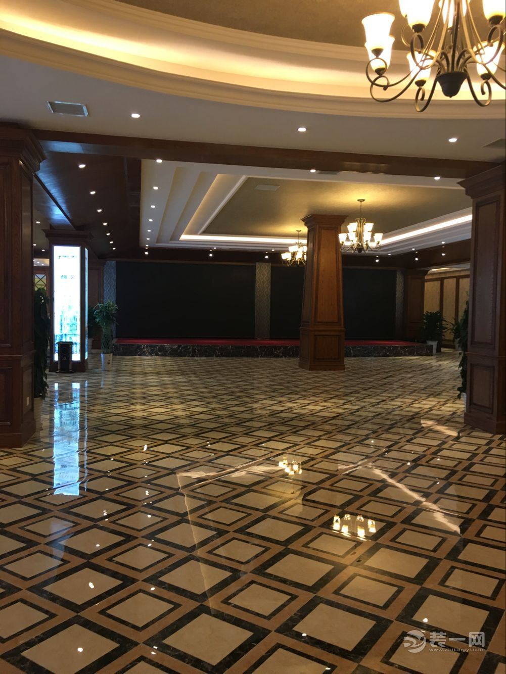 探访成都德雕装饰公司 超大建材展示厅彰显实力!